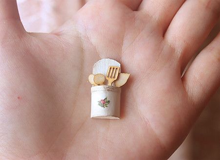 Dollhouse Accessories - Kitchen Utensils Holder | Read more … | Flickr Miniature Patisserie, Kitchen Utensils Holder, Kitchen Spoons, Miniature Dollhouse Accessories, Miniature Food Jewelry, Dollhouse Miniatures Diy, Accessories Kitchen, Miniature Projects, Vintage Dollhouse