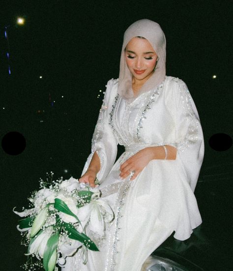 Hijabi Engagement Dress, White Engagement Dresses, Muslim Wedding Photos, Engagement Looks, Hijabi Wedding, Nikah Outfit, Hijabi Brides, Muslimah Wedding Dress, Muslimah Wedding