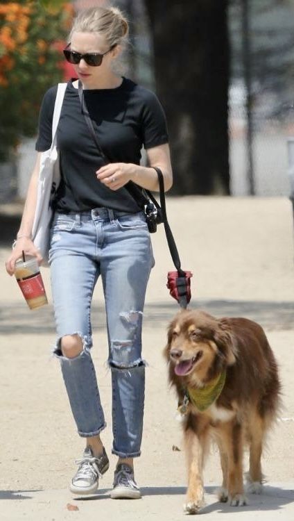 Amanda Seyfried Casual, Amanda Seyfried Style, How To Wear Converse, Star Core, Wedding Hairstyles Medium Length, Blush Bridesmaid Dresses, Amanda Seyfried, Sneakers Outfit, Converse Chuck Taylor All Star