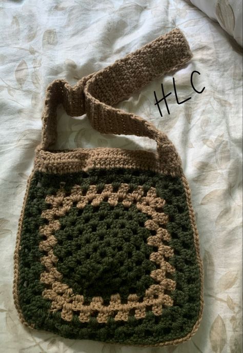 Crochet green and beige bag Earth Tone Crochet Bag, Green Room Decor, Crochet Green, Beige Crochet, Crochet Work, Beige Bag, Crochet Shirt, Green Rooms, Crochet Bag Pattern