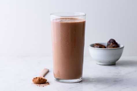 Protein shakes before bed may provide increased benefits for muscle growth and strength. Learn the best way to supplement for best results. Protein Shake Before Bed, Smoothie Recipes Oatmeal, Homemade Protein Shakes, Protein Shake Diet, Healthiest Protein Powder, Best Meal Replacement, Best Meal Replacement Shakes, Banana Oatmeal Smoothie, Best Protein Shakes