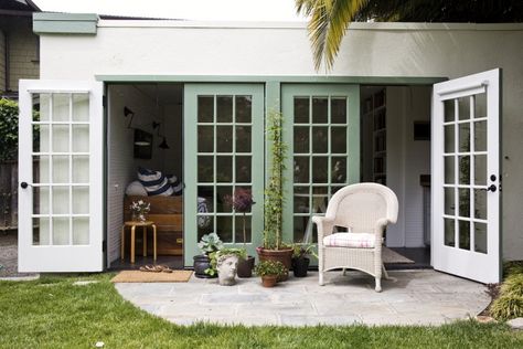 Outbuilding of the Week: The 186-Square-Foot Guest Cottage - Gardenista Rinnovo Garage, Garage Guest House, Converted Garage, Garage Renovation, Garage Studio, Small Garage, Sale Furniture, Garage Remodel, Garage Door Design