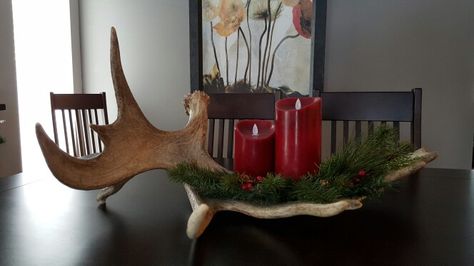 Rustic Christmas centerpiece using a shed moose antler. Moose Skull, Antler Decor, Moose Antlers, Table Decorating, Tartan Christmas, Christmas Centerpiece, Mountain Lodge, Table Centers, Christmas Decorations Rustic