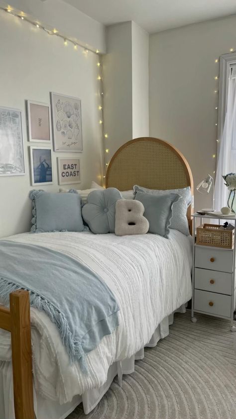 Coastal Dorm Aesthetic, Cute Bedroom Furniture Ideas, Dorm Inspo Aesthetic Blue, The Summer I Turned Pretty Inspired Room, Room With Rug Ideas, Sea Salt And Sand Room, Beachy Dorm Room Aesthetic, Dorm Beach Theme, Beach Aesthetic Dorm Room