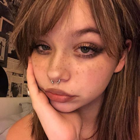 Septum Ring Girl, Bryleigh Hull, Septum Gold, Glo Up, Septum Piercing, Nose Piercing, Makeup Inspo, Cute Jewelry, Septum Ring