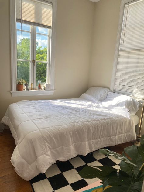 minimal bedroom decor with checkered rug and large windows open space windows Checkered Bedroom Rug, Bedroom Checkered Rug, Minimal Bedroom Decor, Checkered Floor, Minimal Bedroom, Bedroom Ceiling, Floor Bed, Checkered Rug, House Room