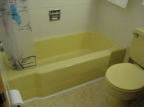 how to decorate a yellow bath Retro Bathrooms 1950s, Yellow Tile Bathroom Ideas, Gold Tiles Bathroom, Retro Bathroom Tile, Pink Vintage Bathroom, Yellow Tile Bathroom, Vintage Yellow Bathroom, Yellow Bathroom Tiles, Kids Bathroom Remodel