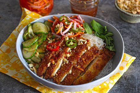 Inspired by Vietnamese bun this vermicelli bowl is topped with crispy lemongrass chicken cutlets, cucumbers, and spicy pickled veggies. Vermicelli Bowl, Lemongrass Chicken Recipe, Chicken Vermicelli, Paneer Sandwich, Vermicelli Recipes, Cucumber Sauce, Lemongrass Chicken, Chicken Slices, Spicy Honey