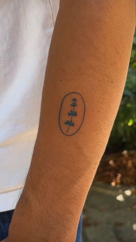 Minimalist Plant Tattoo, Cute Simple Tattoos, Party Tattoos, Chest Piece Tattoos, Plant Tattoo, Poke Tattoo, Discreet Tattoos, Stick And Poke, Chur