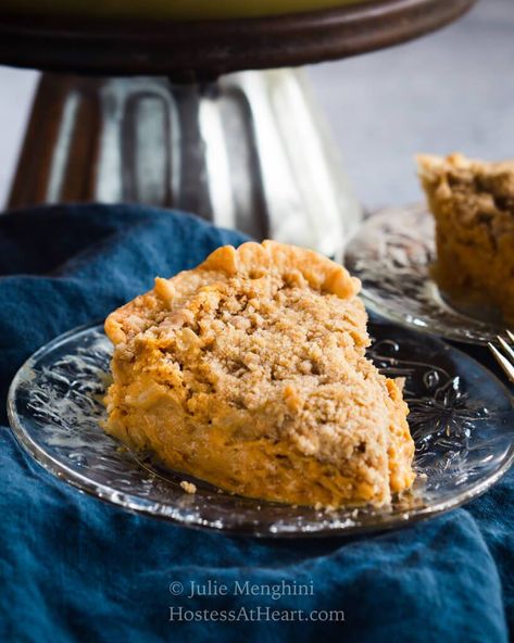 This rich and creamy Pumpkin Cheesecake Pie is topped with a mouth-watering buttery brown sugar crumble.  This is one special pie perfect for the holidays. Pumpkin Cheesecake Swirl, Pumpkin Cheesecake Pie, Cheesecake Pie Recipes, Pumpkin Pie Cheesecake, Easy To Cook Meals, Cheesecake Pie, Favorite Dessert Recipes, Fall Dessert, Pumpkin Dessert