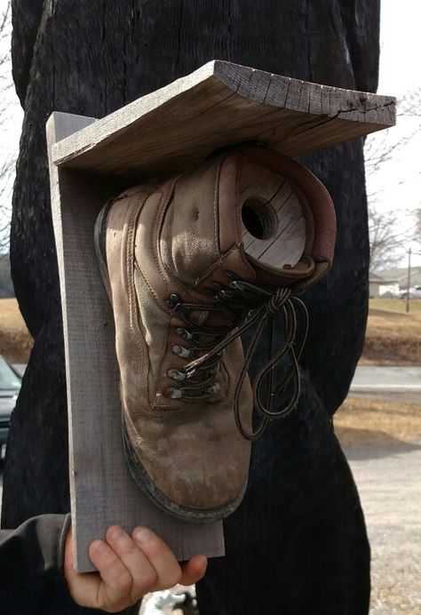 Boot Birdhouse, Homemade Bird Houses, Bird Houses Ideas Diy, Rustic Furniture Diy, Homemade Bird Feeders, Bluebird House, Bird House Feeder, Old Boots, Recycled Garden