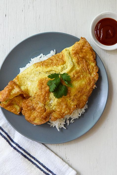 Rice Omelette, Thai Omelette, Thai Breakfast, Omelette Rice, Thai Food Photography, Healthy Thai Recipes, Thai Fried Rice, Lunch Inspiration, Thai Culture