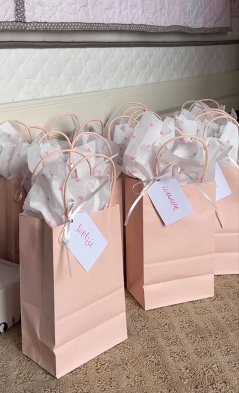 Birthday Giveaway Ideas For Adults, Adult Goodie Bag Ideas, Aesthetic Party Favors, Goodie Bag Ideas For Adults, Birthday Baskets, 18th Party Ideas, Coquette Party, 20th Birthday Party, Birthday Giveaways