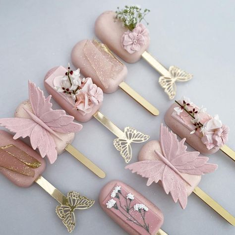 Cakesicles Butterfly, Ice Pops Decorados, Cake Lollies, Sweet Table Decorations, Cake Pucks, No Bake Cake Pops, Popsicles Cake, Sweet Table Wedding