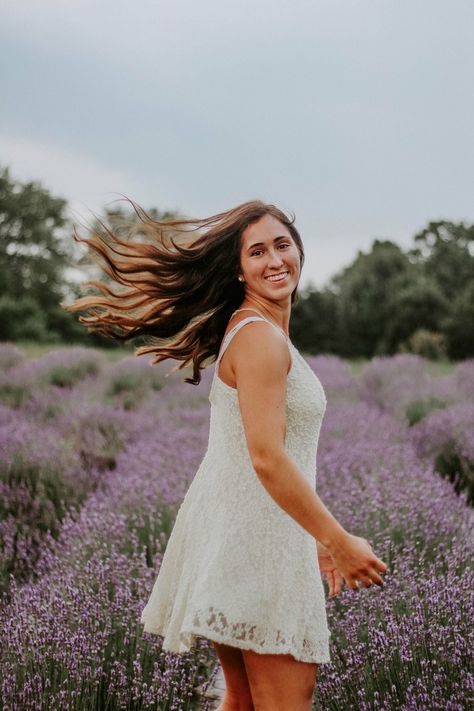 Farm Senior Pictures, Field Senior Pictures, Lavender Fields Photography, Senior Picture Props, Photoshoot Senior, Country Senior Pictures, Senior Photo Poses, Outdoor Girls, Flower Photoshoot