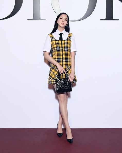 Dior Fashion Week, Jisoo Dior, Dior Fashion Show, Maria Grazia Chiuri, Dior Fashion, Event Outfit, Kim Jisoo, Runway Models, Blackpink Fashion