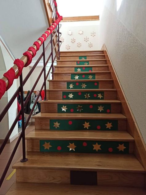 Easy Christmas Hallway Decorations, Simple Christmas Decorations Ideas, Christmas Window Outdoor, Winter Decorations School, Diy Christmas Door Decorations For Home, Christmas Hall Decorations, Cute Christmas Diy Decorations, How The Grinch Stole Christmas Decor, Inside Christmas Decorations