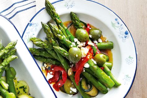 Chicken Zucchini, Asparagus Recipe, Green Vegetables, Zucchini Recipes, Mediterranean Style, Mediterranean Recipes, Grain Free, Asparagus, Green Beans