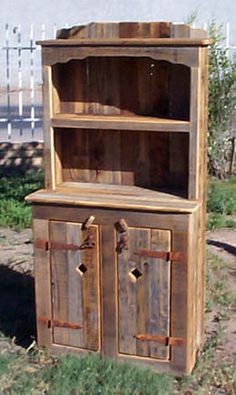 Rustic Hutch                                                                                                                                                                                 More Pallet Hutch, Strange Furniture, Rustic Hutch, Small Pallet, Pallet Kitchen, Woodwork Ideas, Rustic Woodworking, Rustic Shelf, Barn Wood Projects