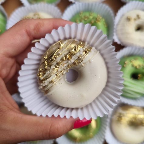 Mini Cake Donuts pra um noivado muito especial! Muito feliz de fazer parte de momentos assim 🥰💓 Solicite seu orçamento, link na bio #minidonuts #donutsinstagram #chocolate #minicakedonutlove #festasinfantis #donutsdecorados #abcpaulista #decoracao #festa #criancas #buffetinfantil #sp #wedding #casamento #noivado #oliva #gold #fyp #explorar #reels Mini Cake, Mini Donuts, Cake Donuts, Donuts, Branding, Cake, Gold