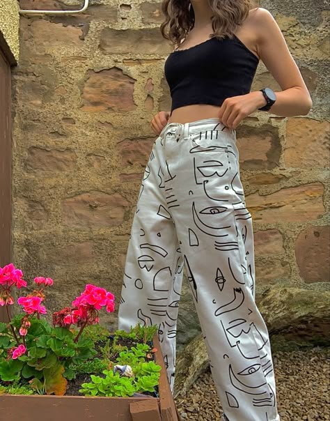 White Patterned Jeans, White Pants Painting Ideas, White Jeans Painting Ideas, Dye White Jeans, Jean Diy Ideas, Pants With Prints, Painting Pants, Pants Art, Painted Pants