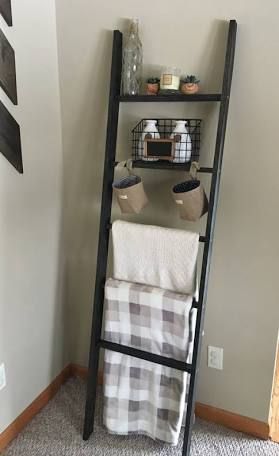 Blanket Ladder Ideas, Blanket Ladder Decor, Wood Blanket Ladder, Blanket Ladders, Ladder Display, Quilt Ladder, Diy Blanket, Living Room Blanket, Old Ladder