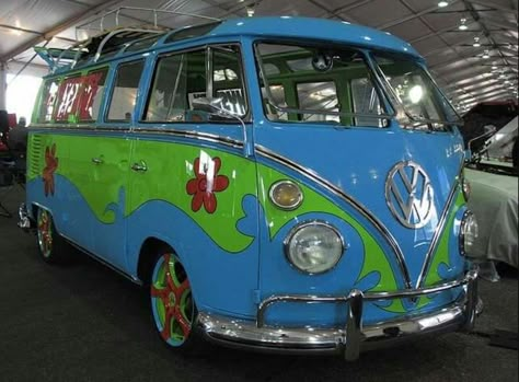 10 Photos of VW Kombis that will make you miss the 70s Combi Hippie, Kombi Motorhome, Hippie Car, Mystery Machine, Hippie Bus, Vintage Vw Bus, Combi Volkswagen, Combi Vw, Hippie Van