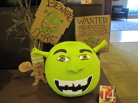 Pumpkin Decorating Idea: Shrek Shrek Pumpkin Painting, Shrek Pumpkin, Potato People, Red Ribbon Week, Bday Party Theme, Pumpkin Carvings Stencils, Traditional Colonial, Pumpkin Carving Templates, Colonial Christmas