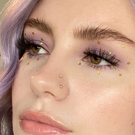 Girl with purple hair and purple eyeshadow with little glitter stars on eyelids Cottagecore Aesthetic Makeup, Cottagecore Makeup Looks, Purple Fairy Makeup, Celestial Makeup, Cottagecore Makeup, Beautiful Halloween Makeup, Purple Makeup Looks, Concert Makeup, Christmas Eye Makeup