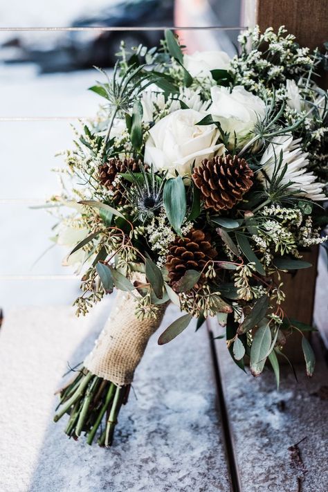 rustic winter wedding bouquet with white roses, eucalyptus and pine cones Cool Wedding Bouquet, Winter Forest Wedding Decor, Nye Wedding Flowers, Pinecone Wedding Decorations, Bouquets Eucalyptus, Pinecone Wedding, Christmas Wedding Bouquets, Pine Cone Wedding, Pine Wedding