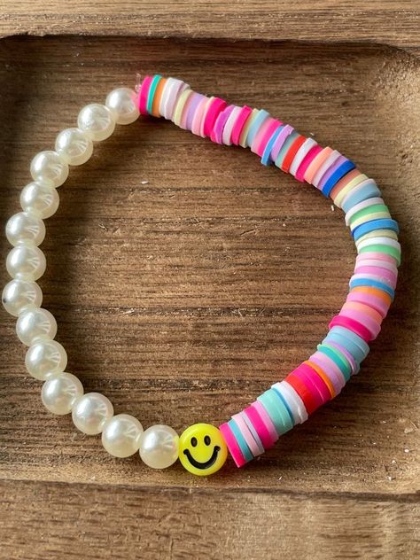 Preppy Bracelets Wallpaper, Preppy Homemade Bracelets, Y2k Bracelets Clay Beads, Preppy Things To Make Out Of Clay, Preppy Pearl Bracelet, Trendy Bracelets Bead, Preppy Braclet Idea, Preppy Bracelets Clay Beads, Preppy Bracelet Ideas