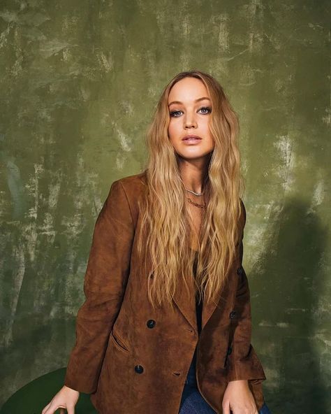 Jennifer Lawrence Hair, Jennifer Lawrence Style, Long Hair Style, Michelle Yeoh, Hollywood Reporter, Michelle Williams, Brown Suede Jacket, The Hollywood Reporter, Jennifer Lawrence