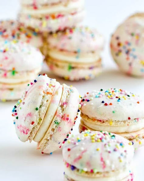 Funfetti Macarons  #macarons #sprinkles #funfetti #sprinkleddesserts #vanillamacarons Kue Macaroon, Macaron Recipes, Torte Cupcake, French Macaroons, Macaroon Recipes, Macaron Recipe, French Macarons, Sweets Treats, Cookie Monster