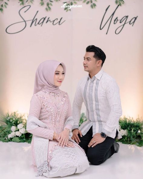 Pose Foto Lamaran, Pose Lamaran Engagement, Pose Tunangan, Pose Lamaran, Lamaran Engagement, Foto Lamaran, Pose Pengantin, Foto Pertunangan, Kebaya Lamaran