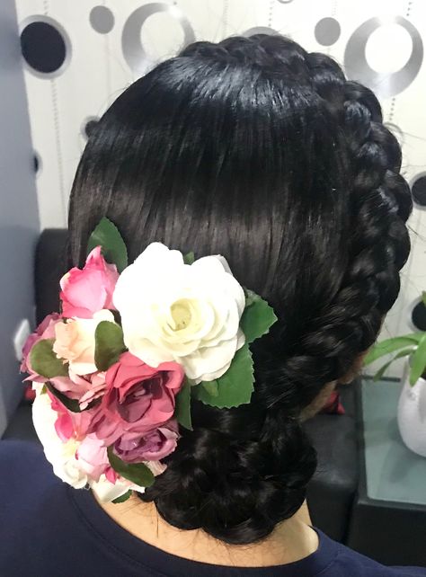 Tocado de flores - Marinera norteña Hispanic Hairstyles, Spanish Hairstyles, Mexican Hairstyles, Brown Girls Makeup, Haircuts For Long Hair With Layers, Graduation Hairstyles, Peinados Fáciles Para Cabello Corto, Hair Tutorials For Medium Hair, Hair Stylist Life