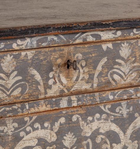 Stenciled Chest Of Drawers, Italian Painted Furniture, Stenciled Drawers, Antique Painted Furniture, Old World Furniture, Furniture Chest, Painted Chest Of Drawers, Furniture Stencils, Chest Ideas