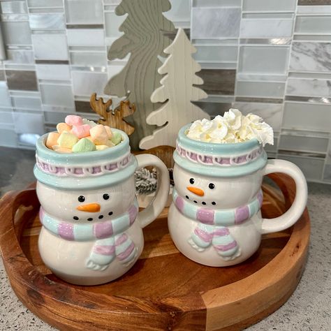 Christmas Mugs Aesthetic, Winter Pottery, Snowman Cup, Cold Chocolate, Thanksgiving Cups, Snowman Cups, 3d Snowman, Christmas Cups, Christmas Vibe