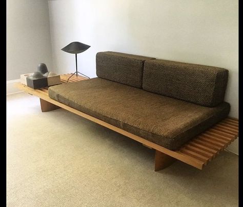 Single Bed Couch Ideas, Japanese Couch, Platform Couch, Homemade Couch, Mid Century Daybed, Platform Sofa, Platform Daybed, Diy Daybed, Built In Sofa