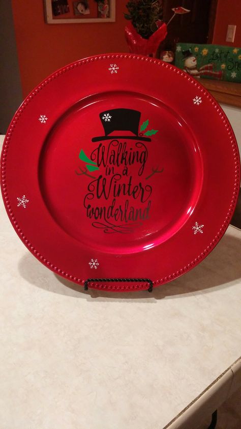 Decorative Christmas Plates, Diy Chargers Plates Ideas Christmas, Fall Charger Plates, Vinyl On Plates, Vinyl Charger Plates Ideas, Cricut Charger Plate Ideas, Christmas Charger Plates, Christmas Charger Plate Ideas, Charger Plate Christmas Ideas