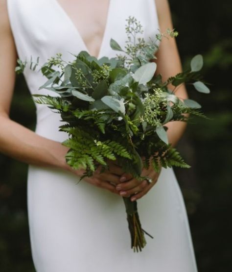 Fern Centerpiece Wedding, Woodland Wedding Centerpieces, Oak Tree Wedding, Small Wedding Bouquets, Fern Wedding, Simple Wedding Bouquets, Green Wedding Bouquet, Simple Wedding Flowers, Greenery Bouquet