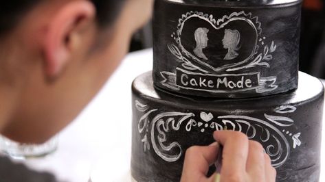 Lesson 13: Decorating the Chalkboard Cake Chalkboard Cake, Guitar Cake, Cake Decorating Courses, Holly Wedding, Bridal Expo, Baking Art, Wedding Crafts, Cake Tutorial, Fancy Cakes