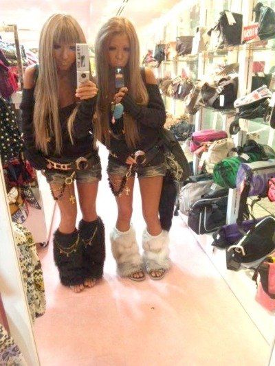 The leggings are so awesome. ^ㅅ^ Harajuku Barbie, Kei Visual, 일본 패션, Gyaru Fashion, 2000s Fashion Outfits, Foto Ideas Instagram, Japanese Street Fashion, J Fashion, How To Pose