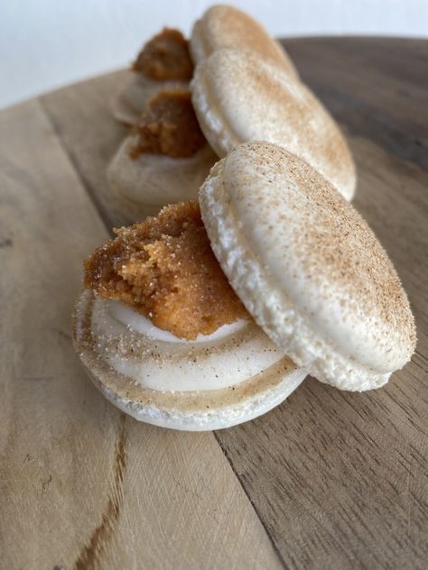 Pumpkin Pie Macarons, Thanksgiving Macarons, Fall Macarons, Pumpkin Macarons, Pie Macarons, Pie Inspiration, Macaron Filling, Traditional Pumpkin, Snickerdoodle Cookies