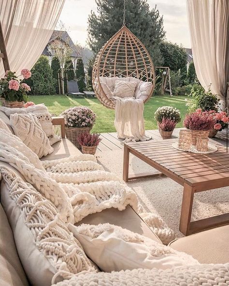 Hanging Chairs, Salalah, Bohemian Interior, Outdoor Living Room, Furniture Trends, Outdoor Patio Decor, Boho Interior, Backyard Patio Designs, Backyard Decor