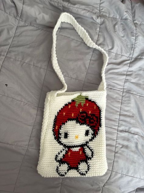 Outfits With Crochet Bag, Crochet Bag Hello Kitty, Hello Kitty Diy Ideas, Hello Kitty Things To Make, Hello Kitty Bag Crochet, Hello Kitty Crochet Bag, Crochet Hello Kitty Bag, Hello Kitty Outfit Aesthetic, Crochet Strawberry Bag