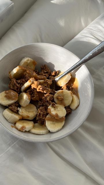 jenny minney on Instagram: "are you team breakfast bowl or breakfast plate? love my breakfast bowls & this has been another go-to simple breakfast for me lately @purely_elizabeth granola banana @tedpeanutbutter peanut butter 💛 #breakfastbowl #granolabowl #peanutbutterbanana #granolabreakfast #easybreakfast #veganbreakfast #quickbreakfast" Purely Elizabeth Granola, Team Breakfast, Purely Elizabeth, Granola Breakfast, Simple Breakfast, My Breakfast, Breakfast Plate, Breakfast Bowl, Peanut Butter Banana