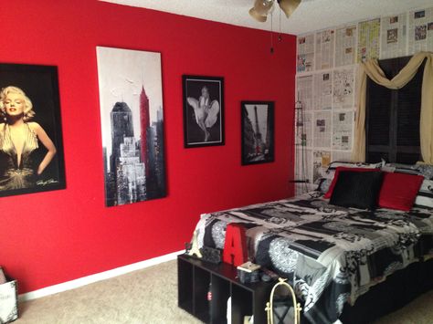 My Daughter's Marilyn Monroe Picture Collage Wall/Paris Themed Bedroom. Marilyn Monroe Bedroom, Marilyn Monroe Room, Marilyn Monroe Decor, Paris Room Decor, Paris Themed Bedroom, Fairytale Bedroom, Paris Rooms, Living Room Murals, Space Themed Room