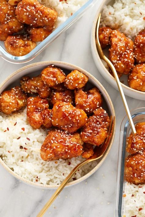 General Tso's Cauliflower (vegetarian meal-prep idea) - Fit Foodie Finds Recipes Under 400 Calories, General Tso's Cauliflower, Fat Loss Recipes, Veggie Meal Prep, Fit Foodie Finds, Vegetarian Meal Prep, Easy Vegetarian Lunch, General Tso, Pasti Sani