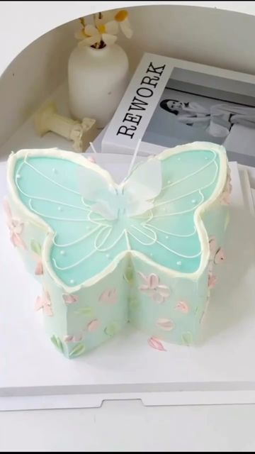 Sharing beautiful pastry and dessert on Instagram: "Butterfly cake" Cake Decoration Tutorial, Tinkerbell Birthday Cakes, Cake Mango, Birthday Cake Alternatives, Butterfly Cake Decorations, Sunflower Cake, Unique Cakes Designs, Baby Birthday Party Theme, Butterfly Birthday Cakes