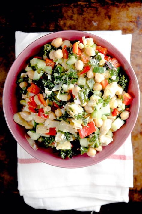 Confetti Crunch Salad // @HealthyDelish Kale Chickpea Salad, Caesar Vinaigrette, Kale Chickpea, Crunchy Kale, Crunch Salad, Crunchy Chickpeas, Creamy Recipes, Salad Healthy, Vegetarian Lunch